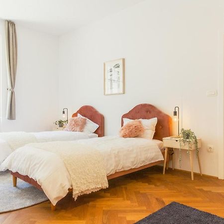 Top Location City Centre Condo In Historic Building With Free Garage Parking Lublaň Exteriér fotografie