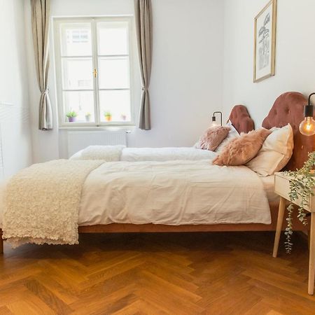 Top Location City Centre Condo In Historic Building With Free Garage Parking Lublaň Exteriér fotografie