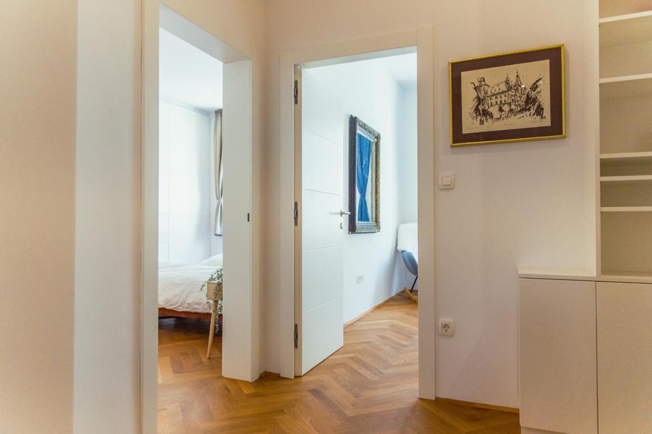 Top Location City Centre Condo In Historic Building With Free Garage Parking Lublaň Exteriér fotografie