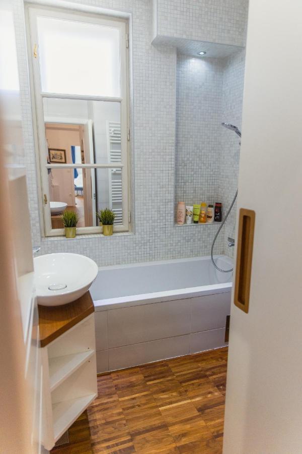 Top Location City Centre Condo In Historic Building With Free Garage Parking Lublaň Exteriér fotografie